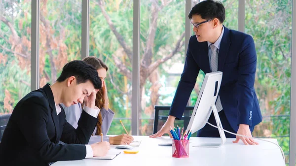 Enfadado persona de negocios disputa problema de trabajo en reunión de grupo — Foto de Stock