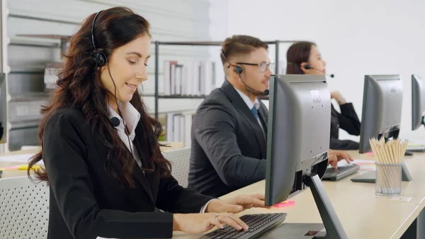 Gente de negocios con auriculares trabajando en la oficina —  Fotos de Stock