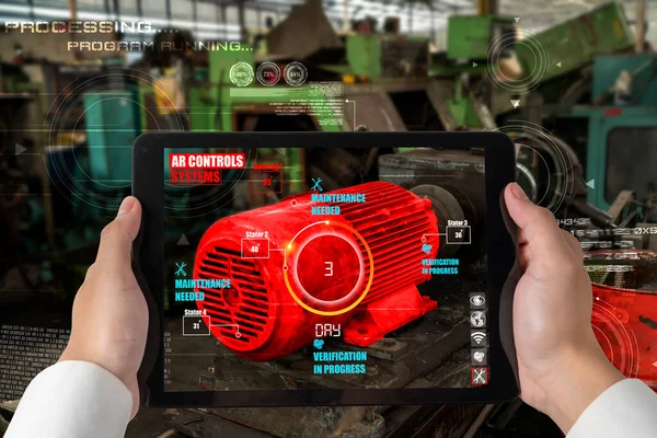 L'ingegnere utilizza il software di realtà aumentata nella linea di produzione di smart factory — Foto Stock