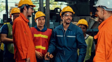 Fabrikadaki kısa toplantıya katılan yetenekli bir işçi. .