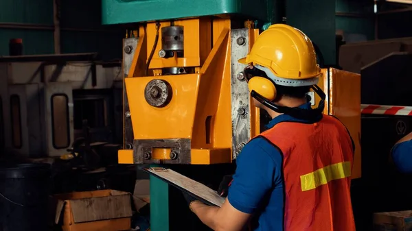 Travailleur d'usine compétent ou ingénieur faire le travail de la machine dans l'atelier de fabrication — Photo