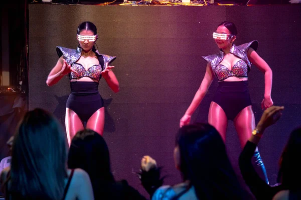 Gece kulübünde DJ 'in müziğiyle dans eden tekno dansçı.