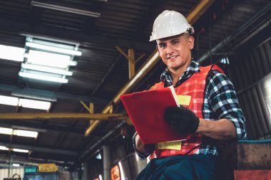 İş prosedürü kontrol listesi için pano ile çalışan imalat işçisi .