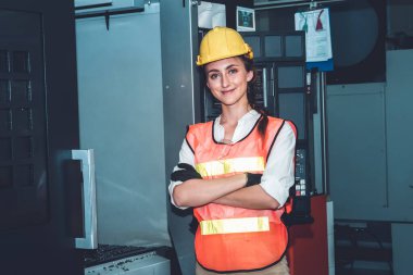 Genç kadın fabrika işçisi imalat fabrikasında portre kapatılıyor.