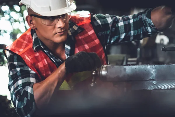 Trabajador o ingeniero de fábrica inteligente hace trabajo de máquina en un taller de fabricación — Foto de Stock