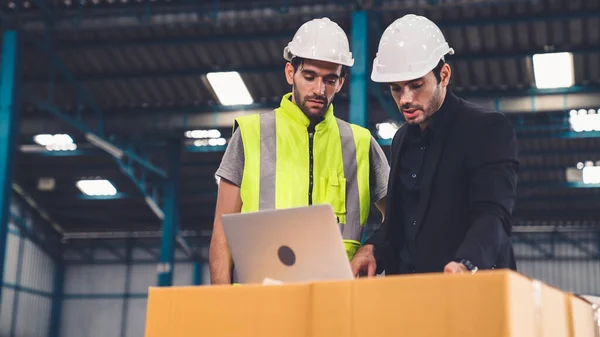 Dois trabalhadores da fábrica que trabalham e discutem o plano de fabricação na fábrica . — Fotografia de Stock