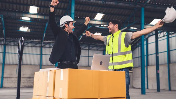 Dva tovární dělníci slaví úspěch společně v továrně — Stock fotografie