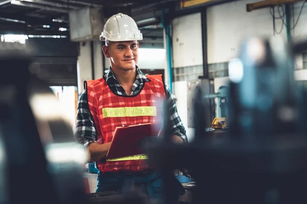 Tillverkare arbetare som arbetar med urklipp för att göra jobbet förfarande checklista . — Stockfoto