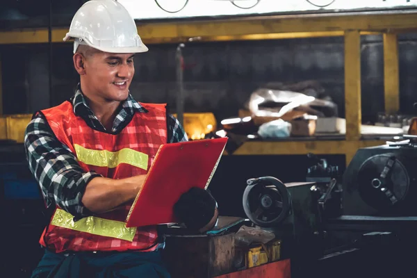 Tillverkare arbetare som arbetar med urklipp för att göra jobbet förfarande checklista . — Stockfoto