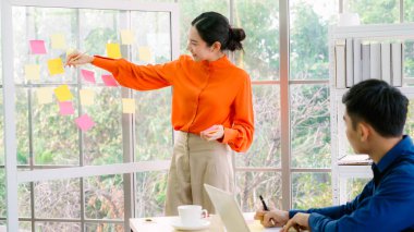 İş adamları proje planlama kurulunda çalışıyor