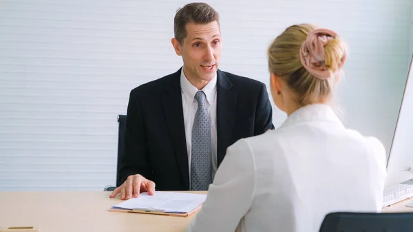 Werkzoekende in sollicitatiegesprek met manager — Stockfoto