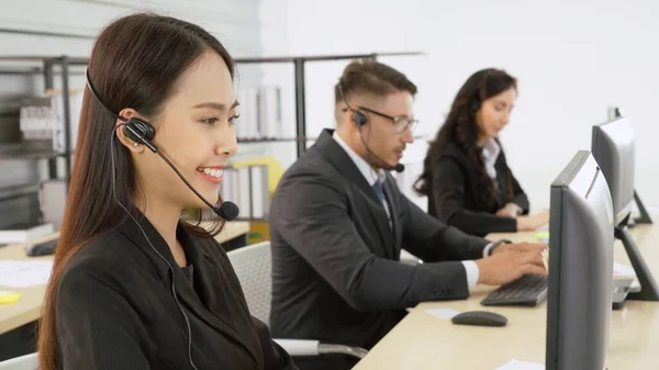 Geschäftsleute mit Headset arbeiten im Büro — Stockfoto