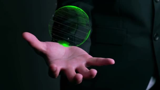 Dünyanın holografik teknolojisini tutan insan eli. — Stok video