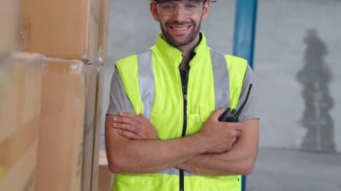 Profesyonel sanayi işçisi fabrikada ya da depoda portre kapatıyormuş.