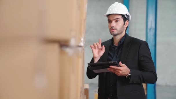 Gestionnaire d'usine utilisant un ordinateur tablette dans un entrepôt ou une usine — Video