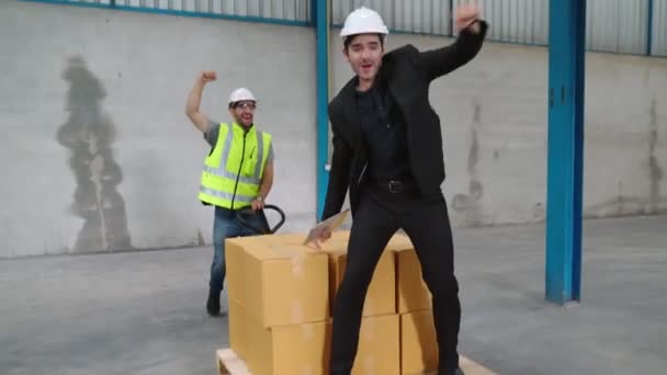 Funny trabajadores de fábrica bailan en la fábrica — Vídeos de Stock