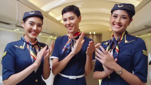 Palubní průvodčí tleskají rukama v letadle — Stock video