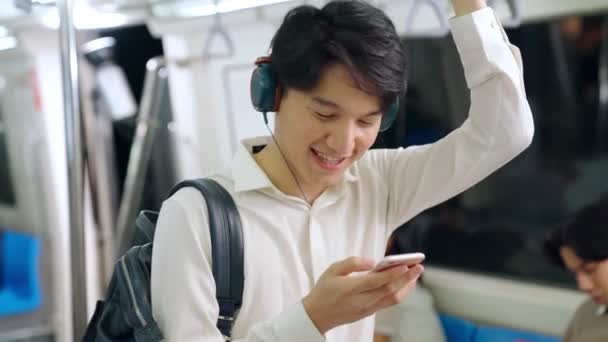 Geschäftsmann benutzt Handy in öffentlicher Bahn — Stockvideo