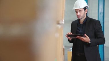 Fabrika yöneticisi depoda veya fabrikada tablet bilgisayar kullanıyor