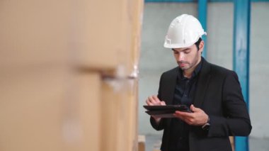 Fabrika yöneticisi depoda veya fabrikada tablet bilgisayar kullanıyor