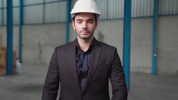 Portrait directeur d'usine confiant portant costume et casque de sécurité — Video