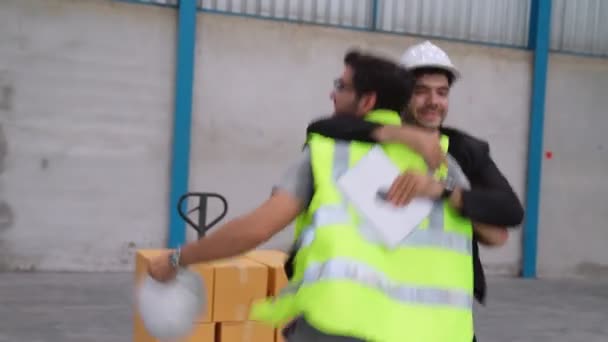 Funny trabajadores de fábrica bailan en la fábrica — Vídeos de Stock