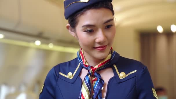 Cabinepersoneel of gastvrouw in het vliegtuig — Stockvideo