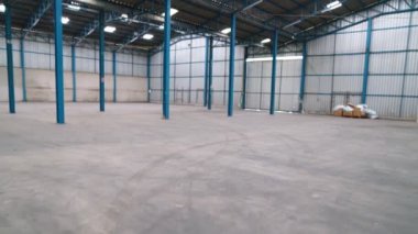 Boş depo veya fabrikanın geniş açılı görüntüsü