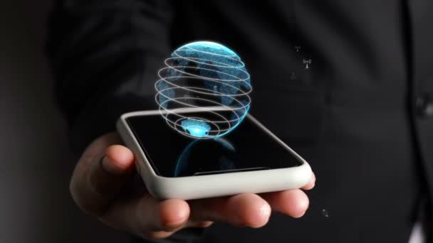 Människans hand håller mobiltelefon med jorden jordklotet holografisk teknik — Stockvideo