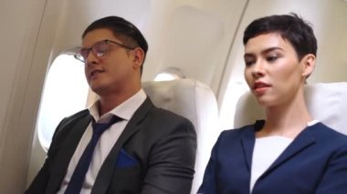 Kas için gerinen yolcular uçakta rahatlar.