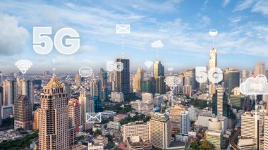 Bağlantı ağını gösteren, küreselleşme soyut grafiğine sahip akıllı dijital şehir