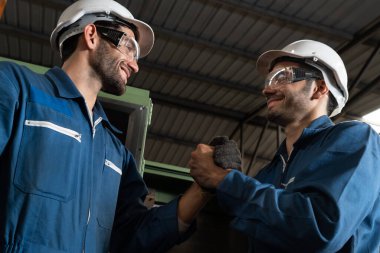 Takım çalışması ve ortaklık gösteren iki yetenekli fabrika mühendisi ya da işçi .