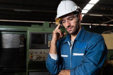 Düşünürken ve ileriye bakarken usta bir fabrika mühendisi ya da işçi portresi