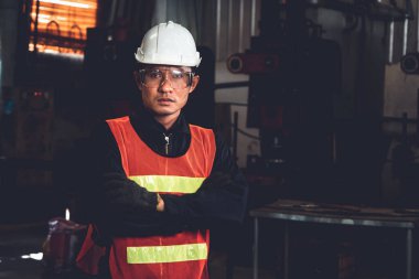 Genç bir fabrika işçisi ya da mühendis imalat fabrikasında portre kapatıyorlar.