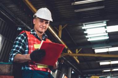 İş prosedürü kontrol listesi için pano ile çalışan imalat işçisi .
