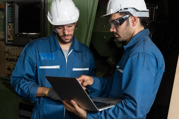 Grupo de trabalhadores de fábrica habilidosos usando equipamentos de máquinas em oficina — Fotografia de Stock