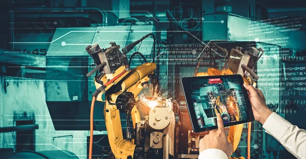 Mühendis, artırılmış gerçeklik endüstrisi teknolojisiyle robotik kolları kontrol ediyor. — Stok fotoğraf