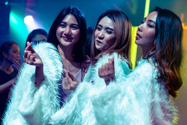 Група подруг розважається на вечірці в танцювальному клубі — стокове фото