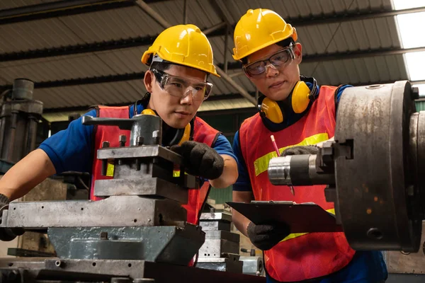 Groupe d'ouvriers habiles d'usine utilisant l'équipement de machine dans l'atelier — Photo