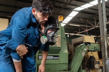 Yetenekli bir fabrika işçisi, takım arkadaşını zehirli gaz sızıntısından kurtarır.