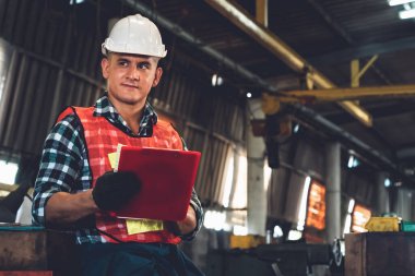 İş prosedürü kontrol listesi için pano ile çalışan imalat işçisi .