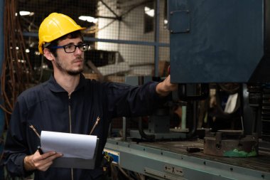 İşlemleri kontrol etmek için pano ile çalışan yetenekli bir fabrika işçisi. .