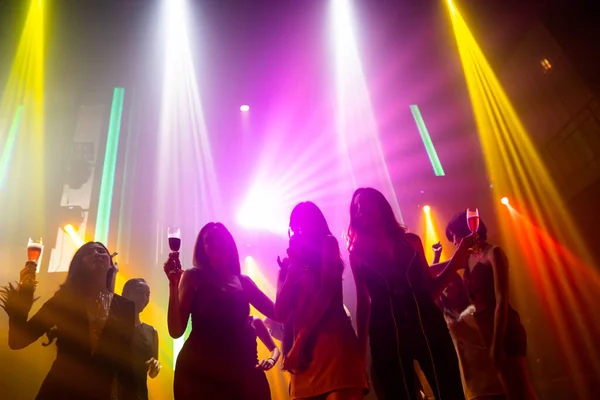 Silueta imagen de la gente bailando en discoteca discoteca con música de DJ en el escenario — Foto de Stock