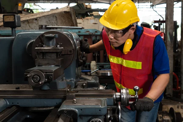 Travailleur d'usine compétent ou ingénieur faire le travail de la machine dans l'atelier de fabrication — Photo