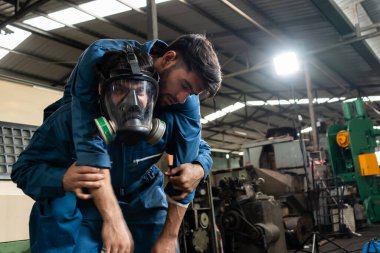 Yetenekli bir fabrika işçisi, takım arkadaşını zehirli gaz sızıntısından kurtarır.
