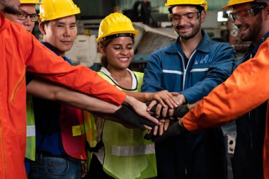 Fabrikadaki takım çalışmasını gösteren becerikli bir işçi bir arada duruyor. .