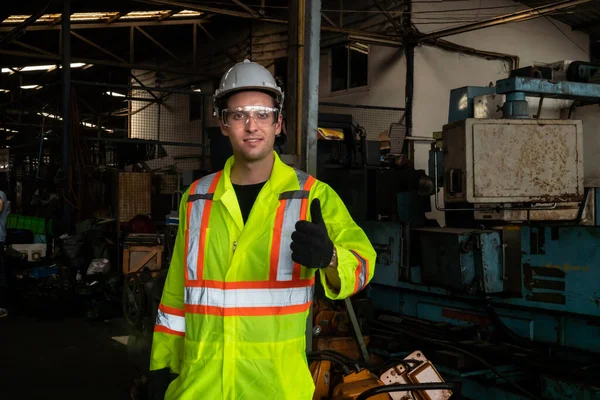 Jeune ouvrier d'usine ou ingénieur habile portrait en gros plan dans l'usine — Photo