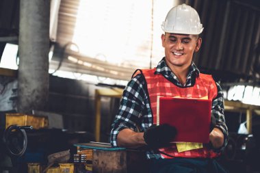 İş prosedürü kontrol listesi için pano ile çalışan imalat işçisi .