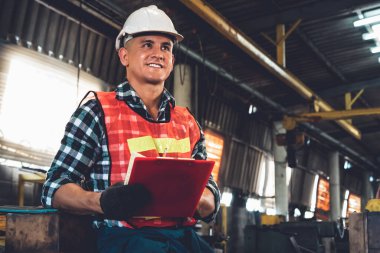 İş prosedürü kontrol listesi için pano ile çalışan imalat işçisi .