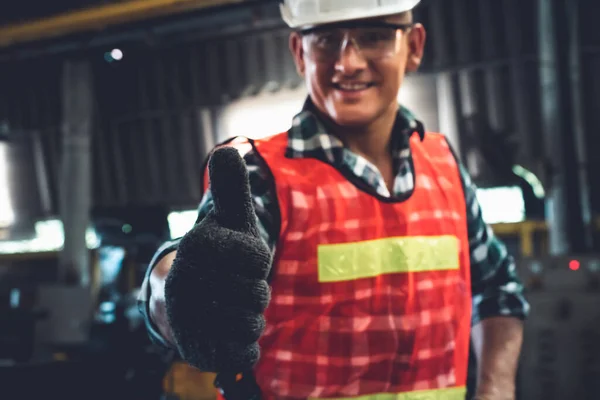 Jeune ouvrier d'usine ou ingénieur portrait rapproché dans l'usine de fabrication — Photo